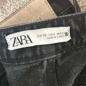 Zara black denim, size USA 6 but fits more like a 4. Perfect condition.